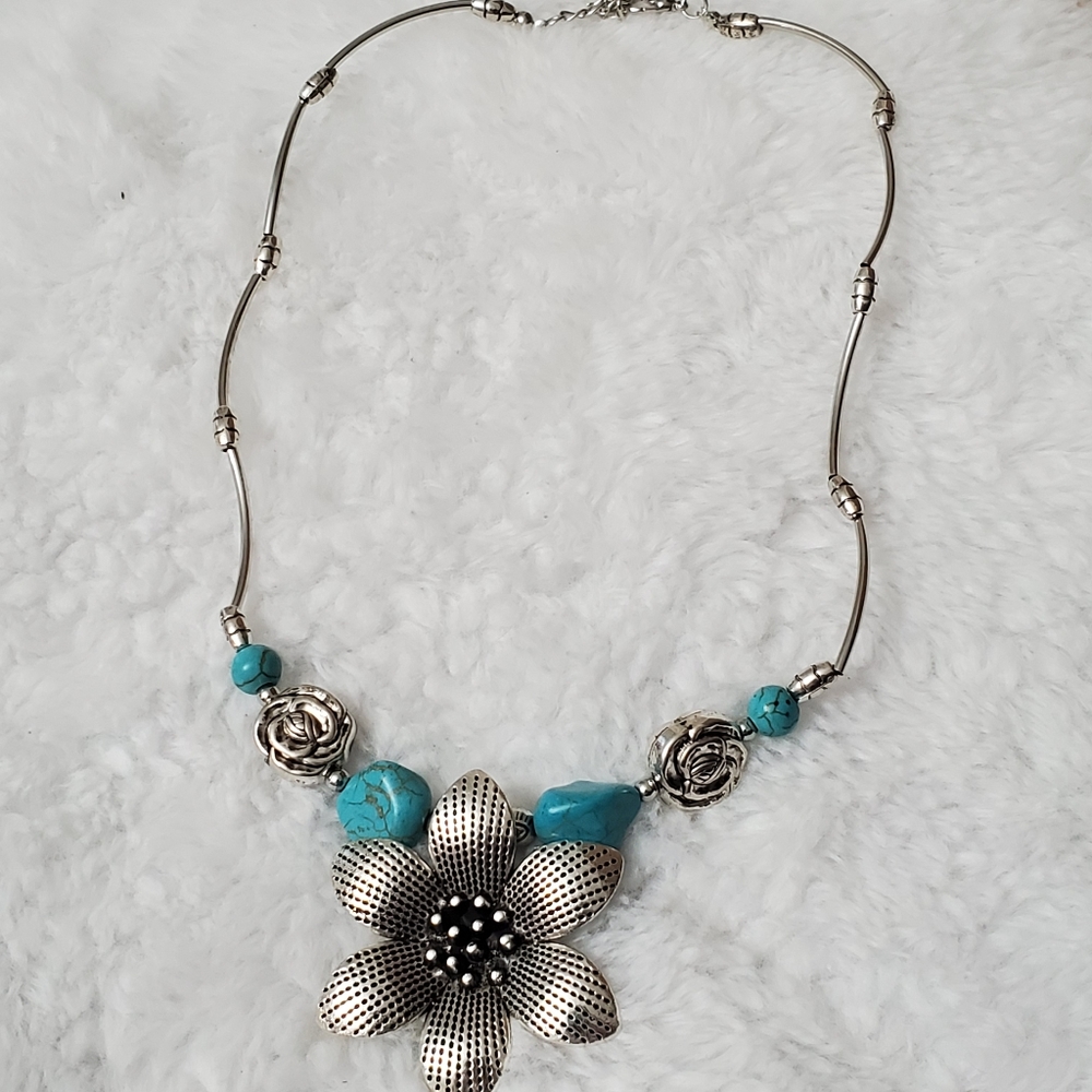 💜3/$25 Handmade Silver Turquoise Flower Necklace